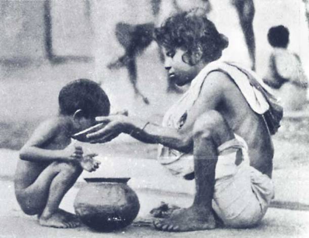 Children feeding one another during the Bengal Famine. Via Wikimedia Commons.